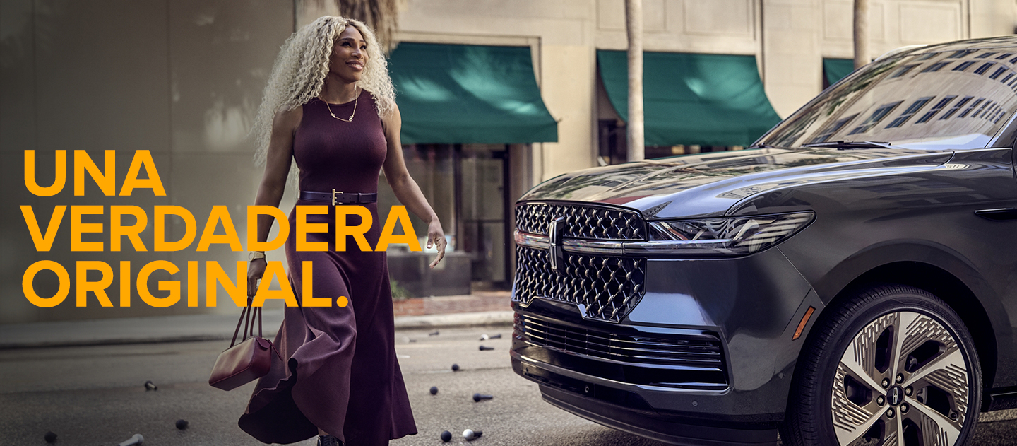 Serena Williams apoyada en un vehículo Lincoln.