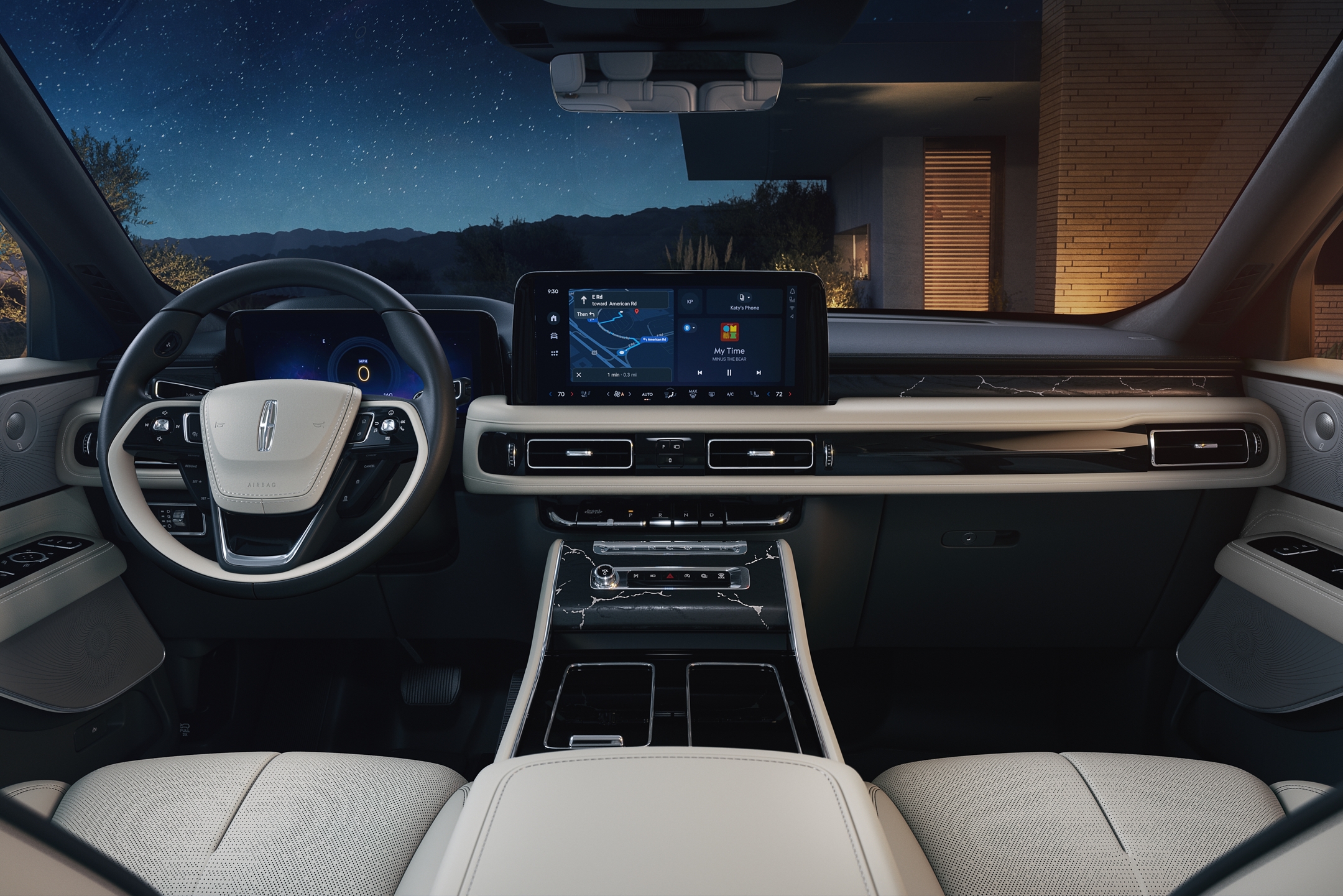 La SUV Lincoln Black Label Aviator® 2025 con el tema de interior Moonbeam de color claro.