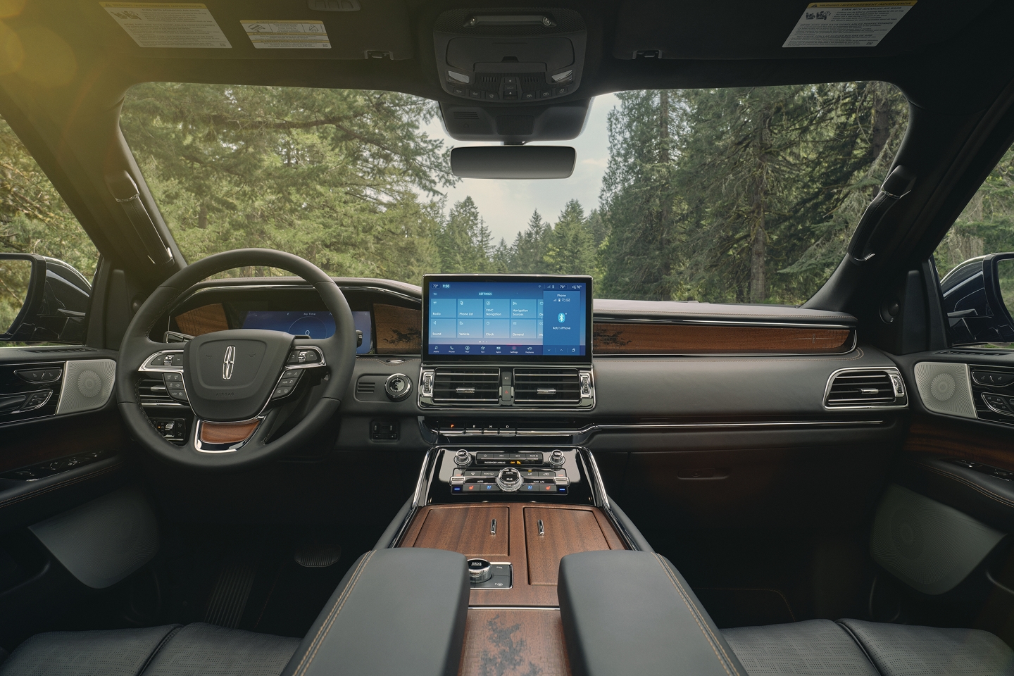 El interior de una Black Label Lincoln Navigator​​​​​​​ con el tema Central Park