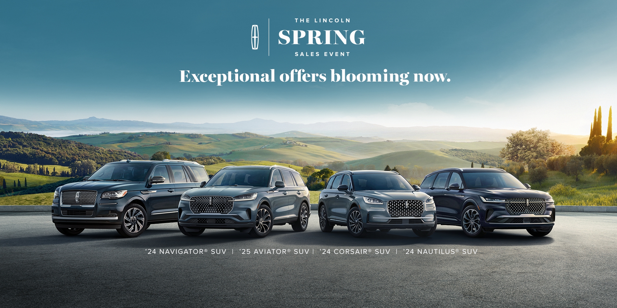 El evento de ventas de primavera de Lincoln. Ofertas excepcionales que florecen ahora. La SUV Navigator 2024, la SUV Aviator 2025, la SUV Corsair 2024 y la SUV Nautilus 2024 estacionadas frente a hermosos campos verdes y árboles.