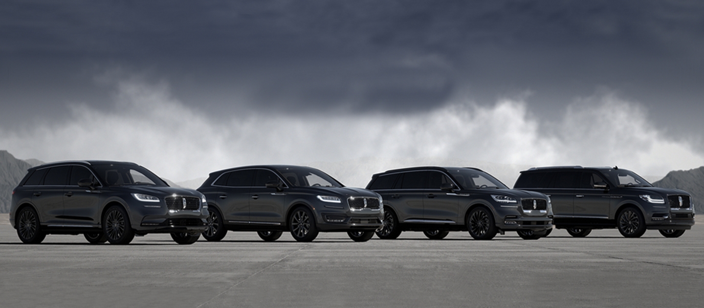 Se muestran cuatro vehículos Lincoln estacionados uno junto al otro con el paquete de color exterior monocromático negro infinito 