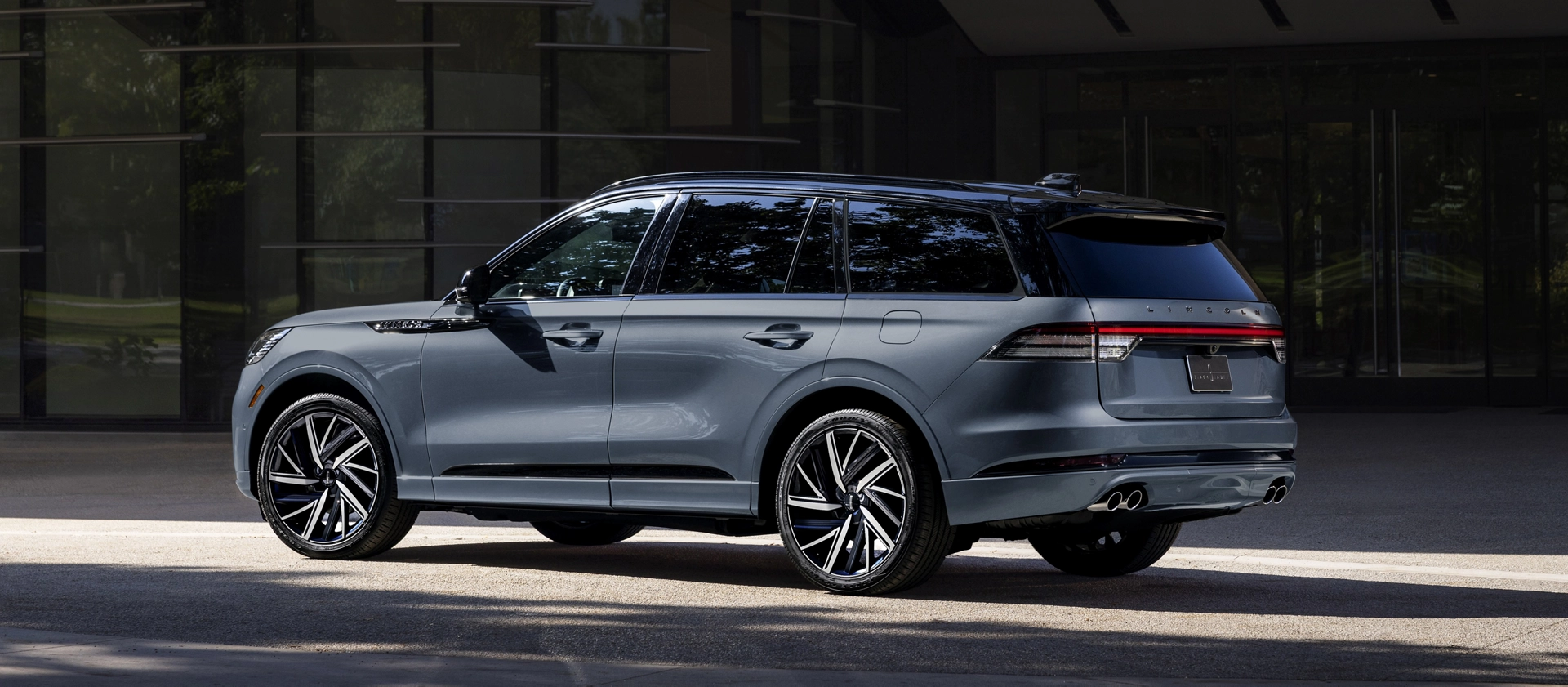 A 2025 Lincoln Black Label Aviator® SUV is shown with the available Special Edition Package