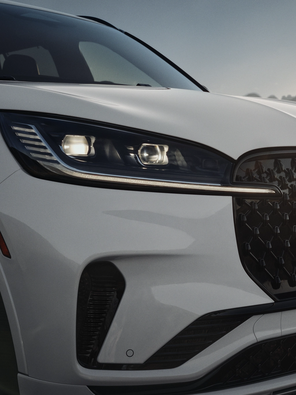 The front left headlamp of the 2025 Lincoln Aviator® SUV is shown.