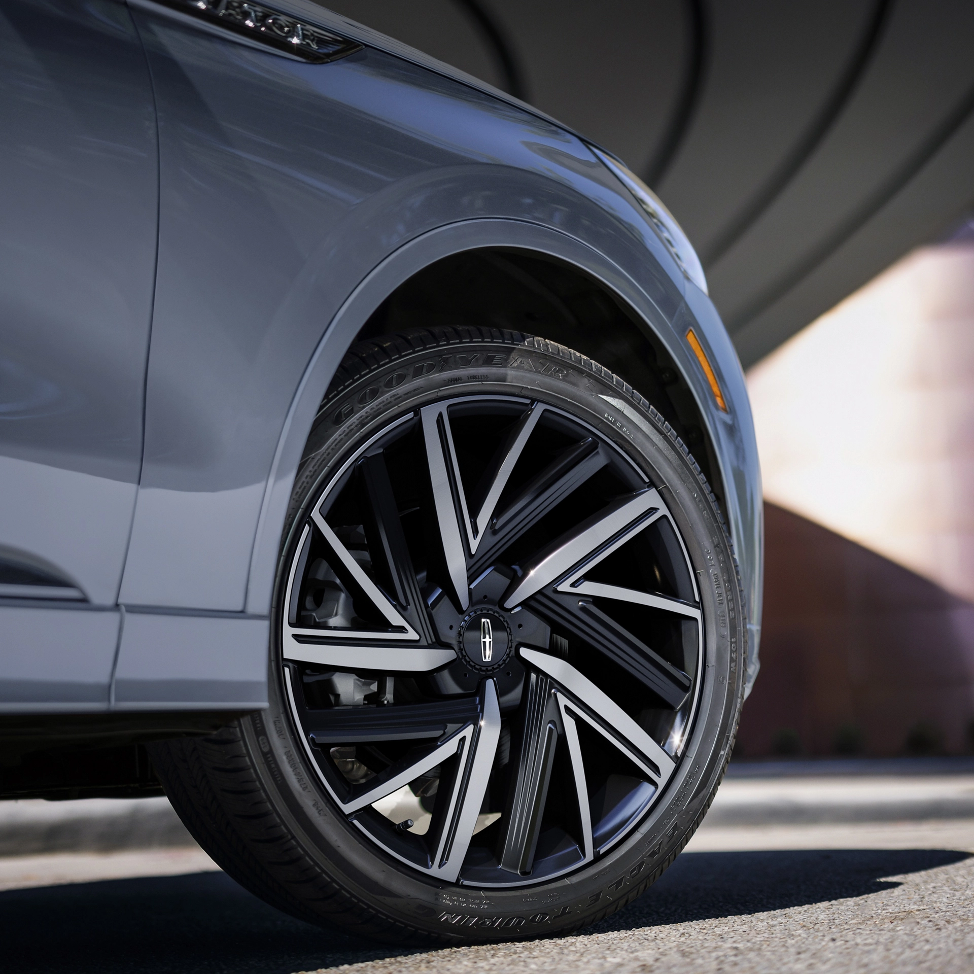 The 22" Bright-Machined Aluminum Wheels with Ebony Painted Pocket are shown on a 2026 Lincoln Black Label Aviator® model