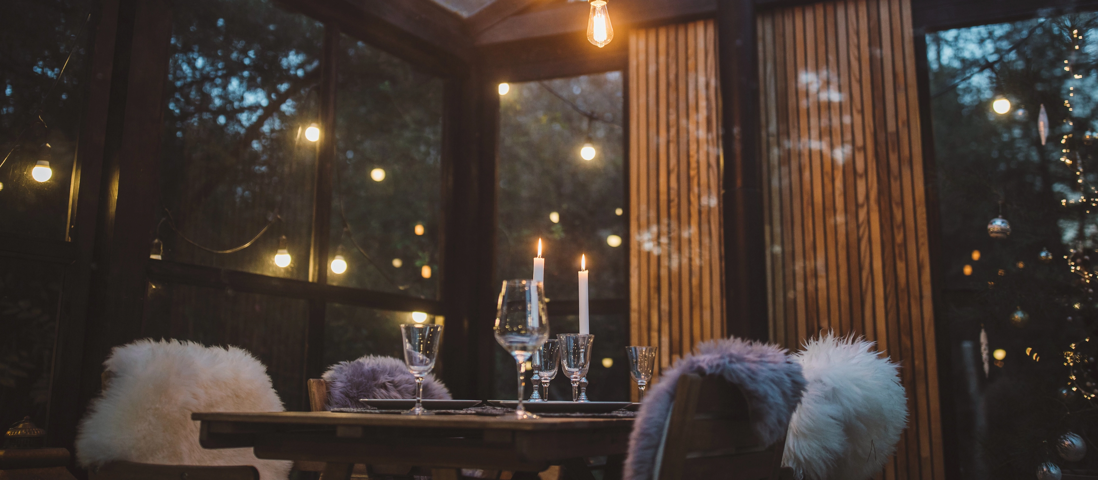 An upscale dining area suggests the welcoming nature of the Lincoln Black Label invitation theme