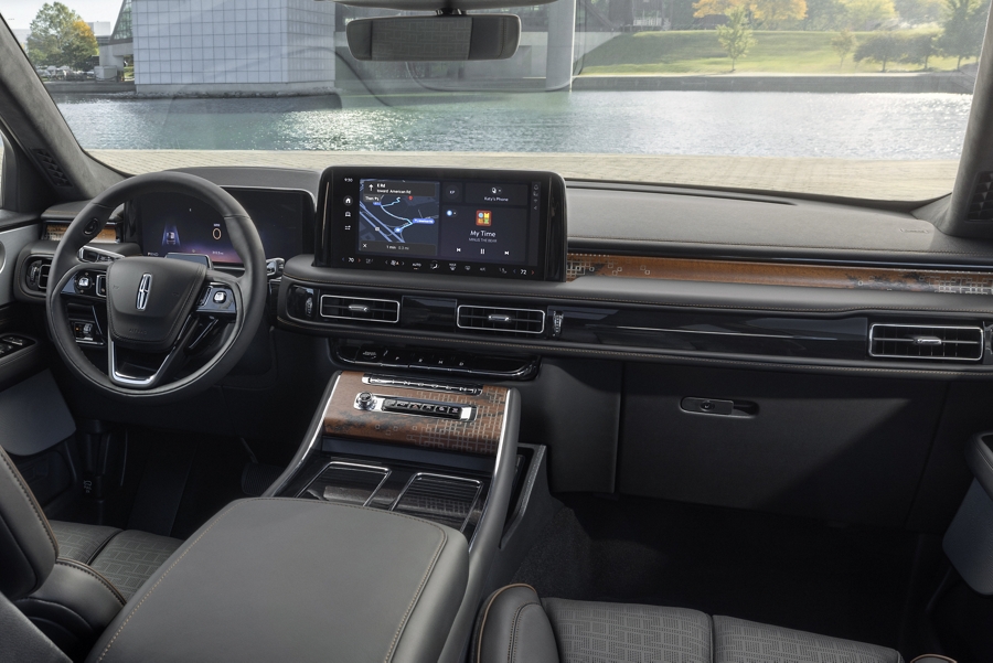 Se muestra la cabina delantera de una SUV Lincoln Black Label Aviator® 2025 con el tema de diseño interior Invitation