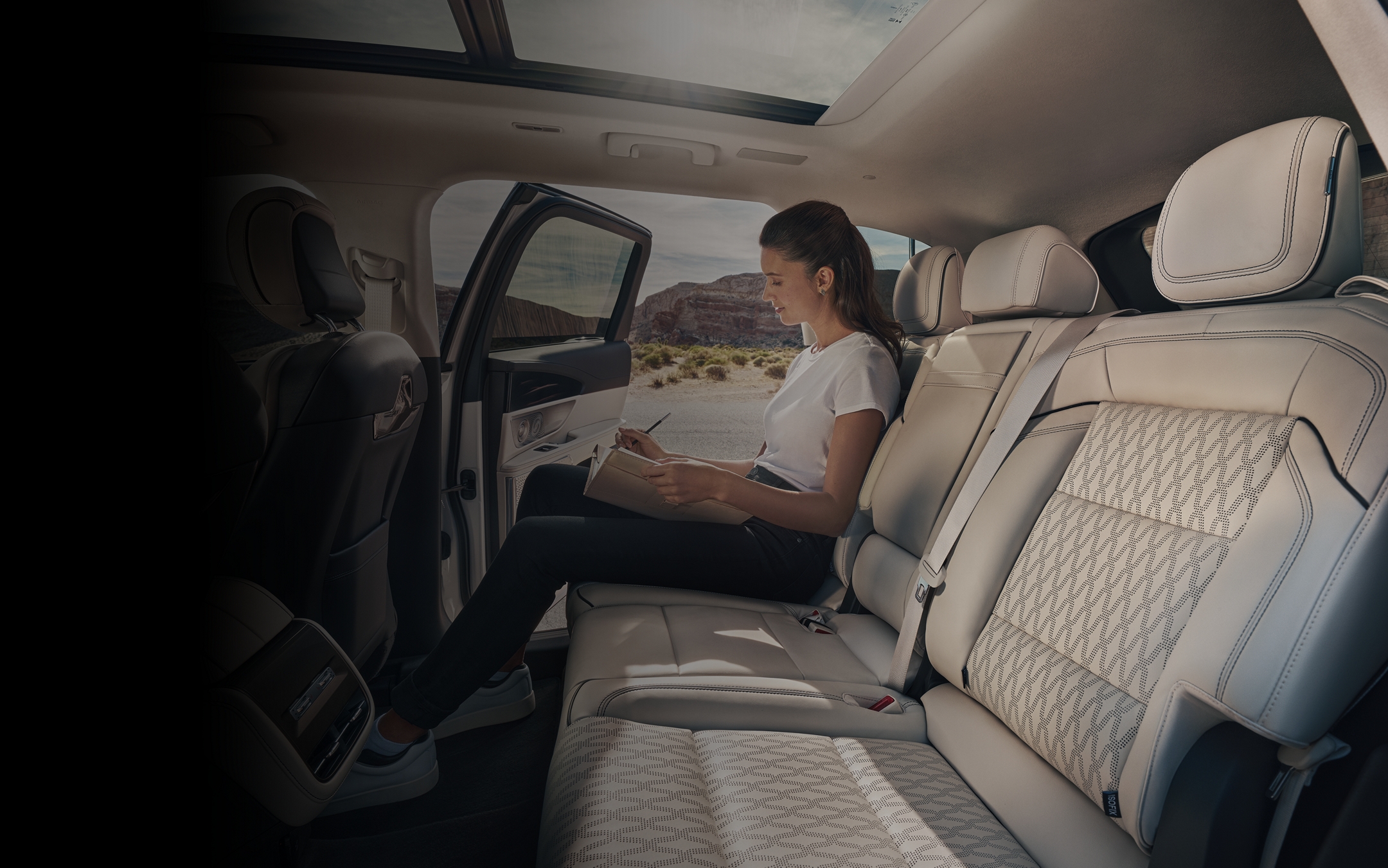 La segunda fila de la SUV Lincoln Black Label Nautilus® 2025 ofrece un amplio espacio para las piernas