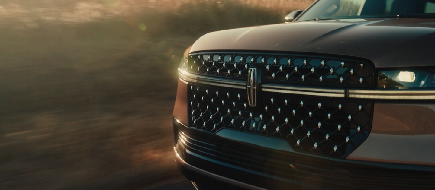 La parrilla de una SUV Lincoln Black Label Navigator® 2025 con adornos cromados