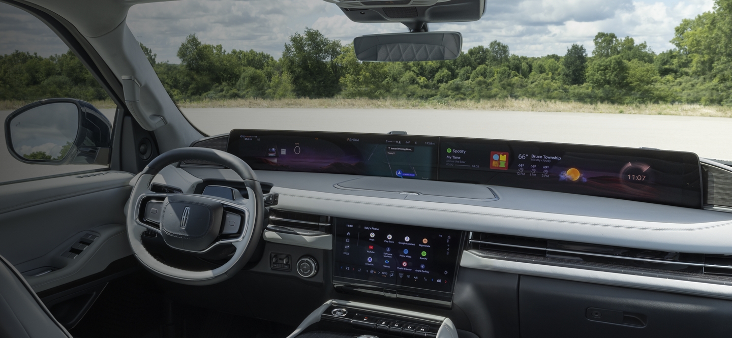 El interior de una SUV Lincoln Black Label Navigator® 2025 con el tema Atmospheric