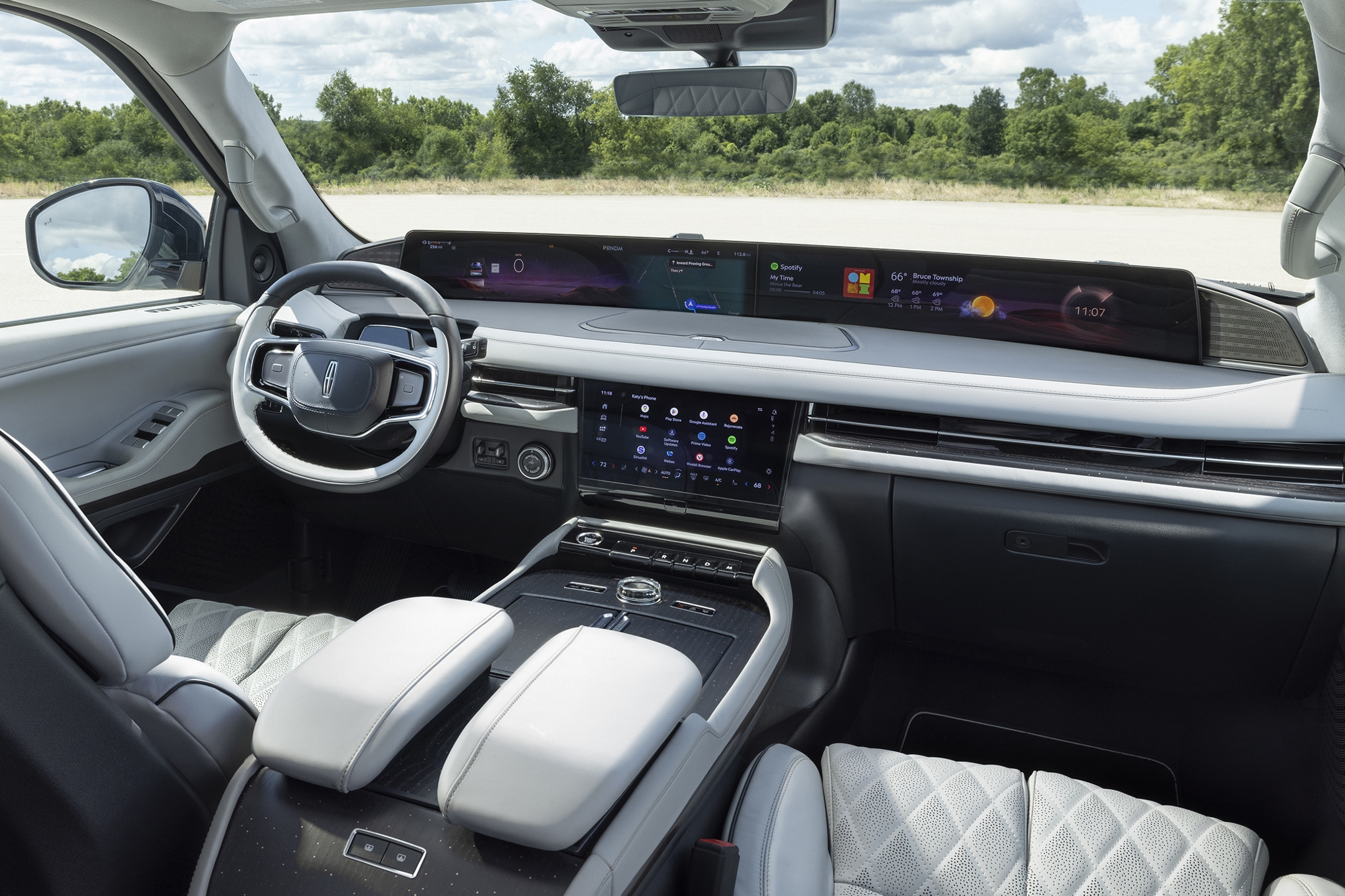 Se muestra una SUV Lincoln Black Label Navigator® 2025 en el tema de interior Atmospheric.
