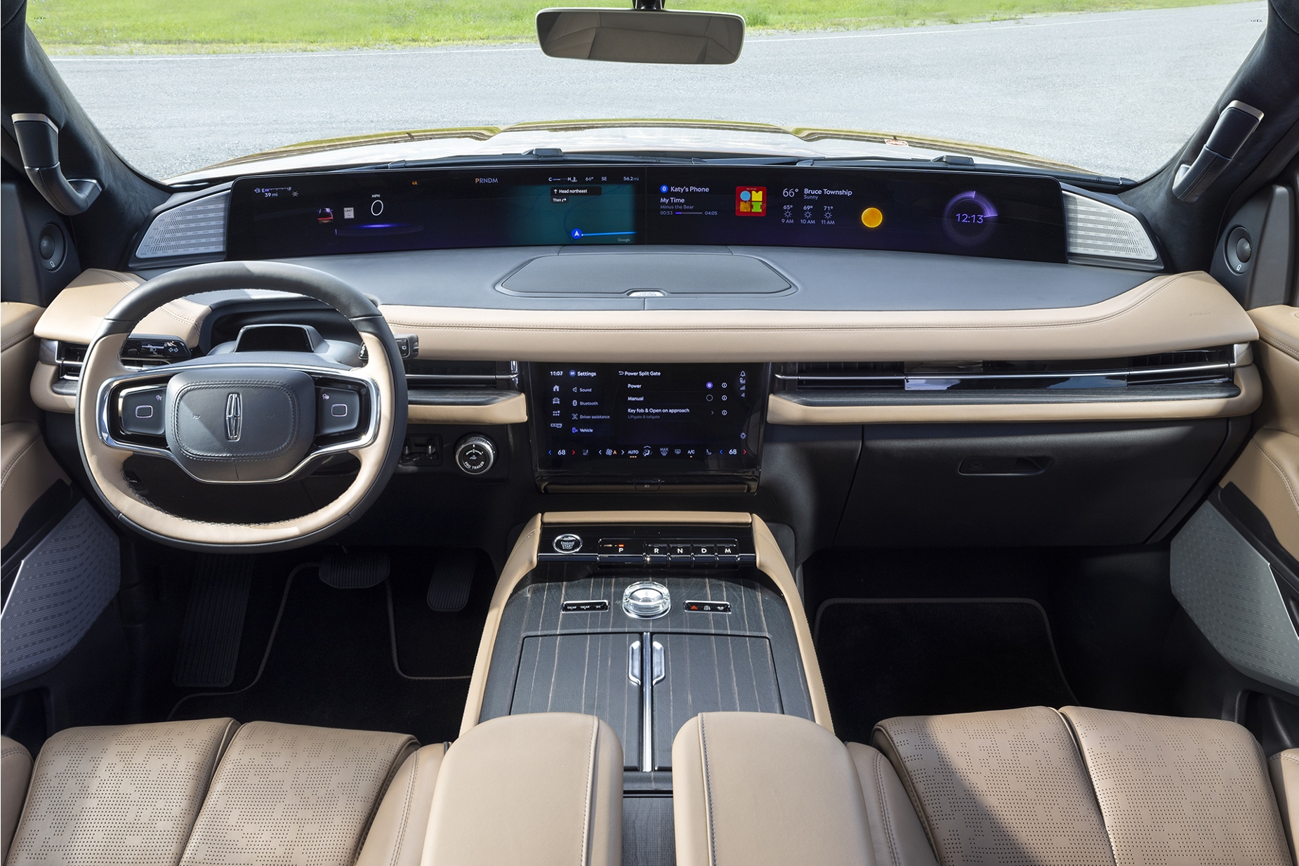 Se muestra una SUV Lincoln Black Label Navigator® 2025 en el tema de interior Enlighten.