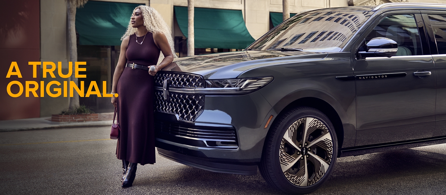 Serena Williams apoyada en un vehículo Lincoln.